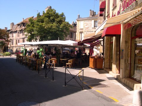  terrasse de café sur une petite place